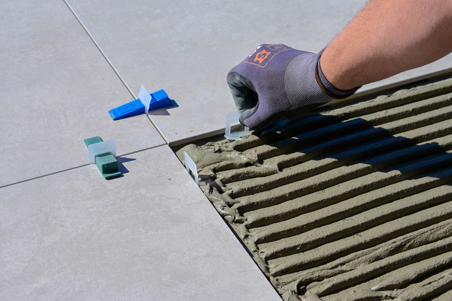 Pose de carrelage avec croisillons autonivelants