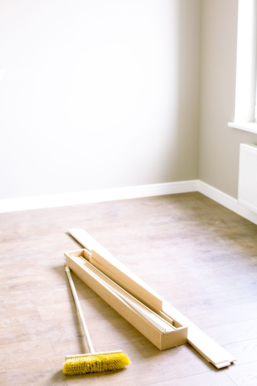 Pièce vide avec lames de parquet prêtes à poser