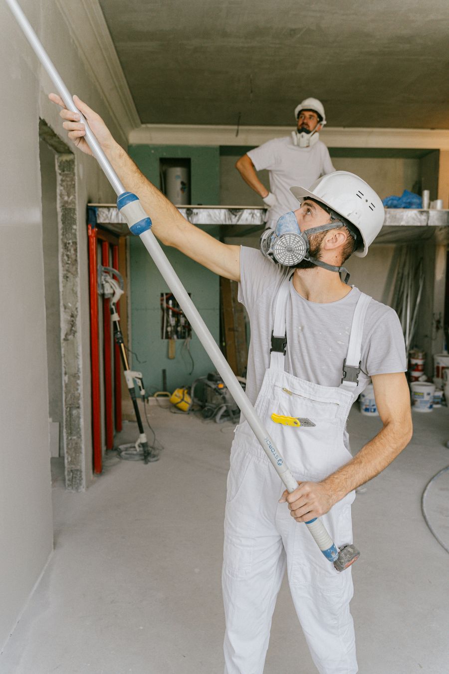 Deux ouvriers rénovant l'intérieur d'un appartement