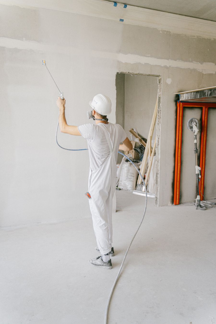 Application d'une sous-couche sur un mur