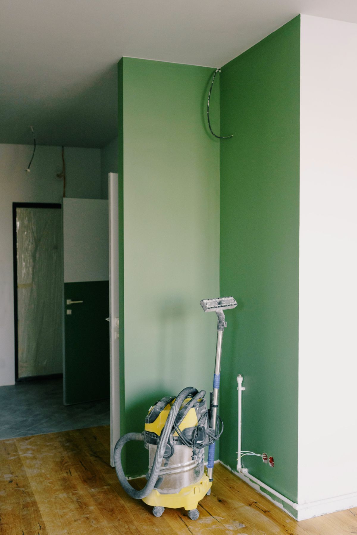 Pièce avant rénovation, murs ternis et tachés